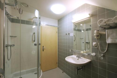 布拉格沓酒店的一间带水槽和淋浴的浴室