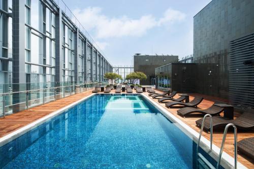 首尔诺富特大使首尔东大门酒店的建筑物屋顶上的游泳池