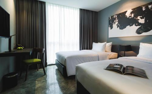 曼谷爵世曼谷酒店的酒店客房配有两张床和一张书桌