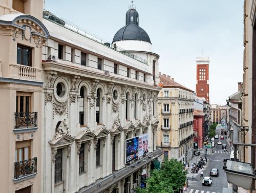马德里加泰罗尼亚太阳门酒店的享有城市街道和建筑的景色