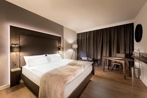 柏林柏林城西假日酒店的酒店客房设有一张大床和一张书桌。