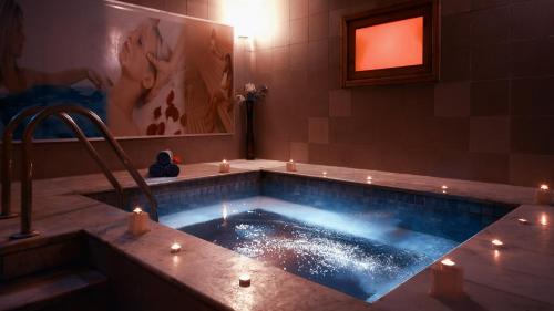赫尔格达吉夫腾阿祖尔度假酒店的一间带按摩浴缸的浴室,浴缸内有灯光