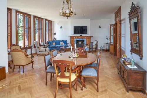 阿拉恰特Villa Taraça Alaçatı Romantik Otel的客厅配有桌椅和壁炉