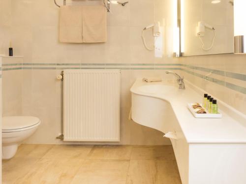 LauweManoir thoveke的白色的浴室设有水槽和卫生间。