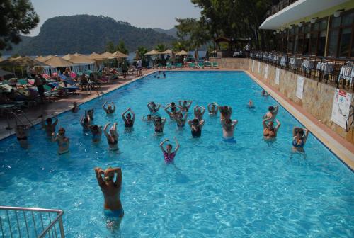 马尔马里斯Marmaris Park Hotel的一群人在游泳池里