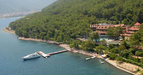 马尔马里斯Marmaris Park Hotel的船停靠在水面上的码头