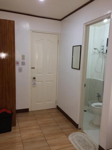 科隆贝拉维塔旅馆的浴室设有白色门和卫生间。