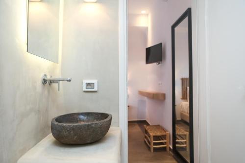 格拉斯托斯Jason Hotel的一个带碗水槽的柜台浴室