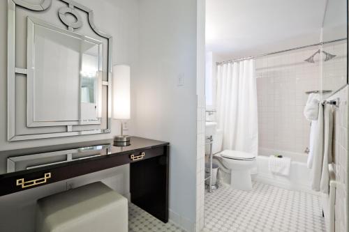 华盛顿州广场酒店的一间带水槽、卫生间和镜子的浴室