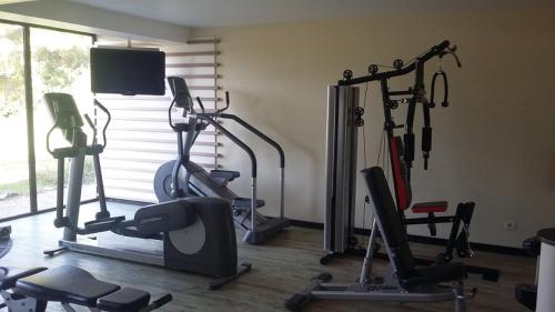 卡宴Grand Hotel Montabo的健身房提供数辆健身自行车和平面电视。