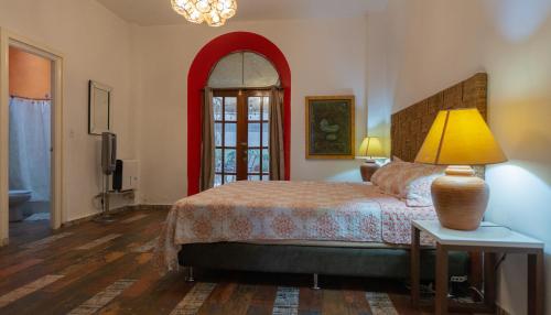 巴拿马城Trendy Apartment in Casco Viejo的一间卧室配有一张床和一张桌子上的台灯