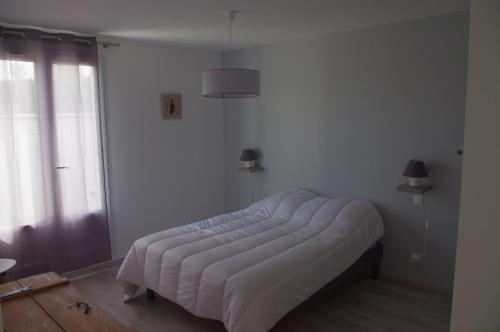 多吕多勒龙La Maison Oceane的白色客房的一张床位,设有窗户