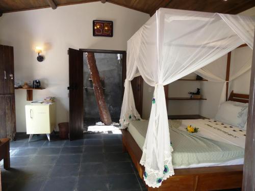 杰里科科拉雷富吉旅馆的一间卧室配有一张带蚊帐的床