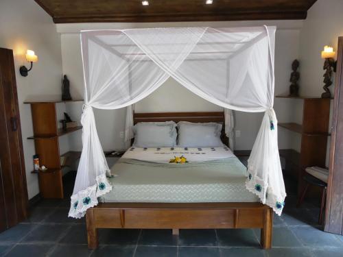 杰里科科拉雷富吉旅馆的一张带天蓬的床