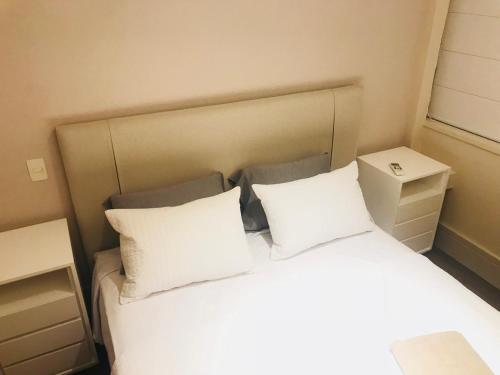 圣保罗The Capital Itaim的卧室配有白色的床和2个枕头
