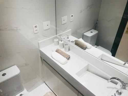 圣保罗The Capital Itaim的白色的浴室设有水槽和镜子