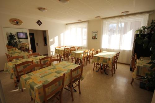 沃韦Hotel Abaca的用餐室设有桌椅和窗户。