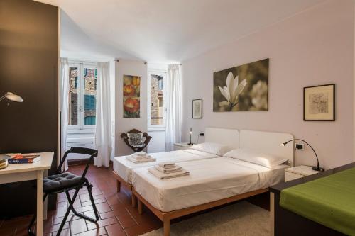 佛罗伦萨佛罗伦萨大教堂公寓的卧室配有白色的床和书桌