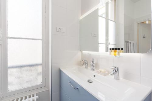 巴黎Maison de Lignières - Guest House - Paris quartier Champs-Elysées的白色的浴室设有水槽和镜子