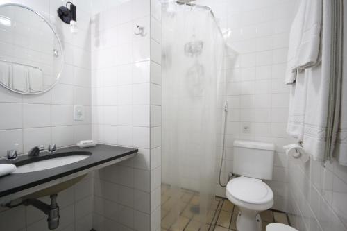 瓜鲁雅米拉马雷普拉亚酒店的一间带卫生间、水槽和镜子的浴室