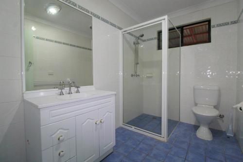 新月岬Bombora, 3/4 East Street的带淋浴、盥洗盆和卫生间的浴室