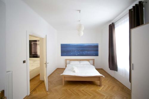卢布尔雅那Skyscraper Apartment Tour As Ljubljana的白色的卧室设有床和窗户