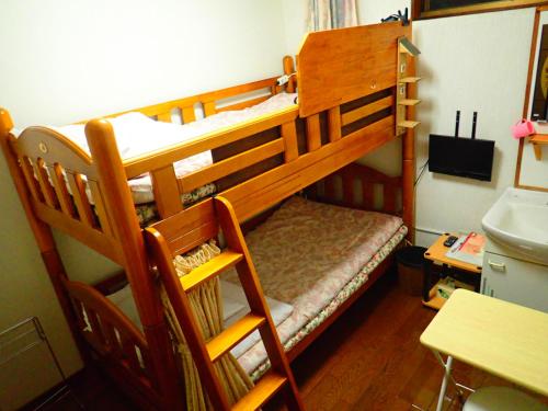 汤布院田园路青年旅舍客房内的一张或多张双层床