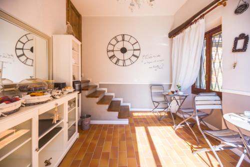 斯特雷萨B&B Il Folletto del Lago的厨房设有楼梯和墙上的时钟
