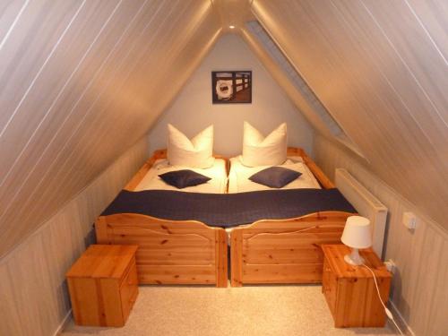 普鲁滕romantisches Ferienhaus Boddenblick mit Sauna的帐篷内一间卧室,配有一张床
