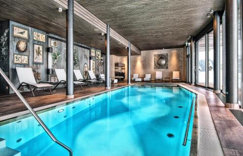 阿罗萨Valsana Hotel Arosa的一座室内蓝色海水游泳池