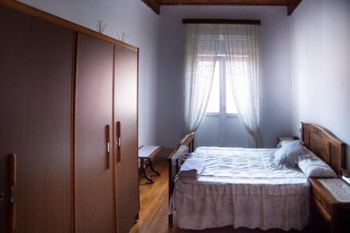 穆罗斯Rakel的一间卧室设有一张床和一个大窗户