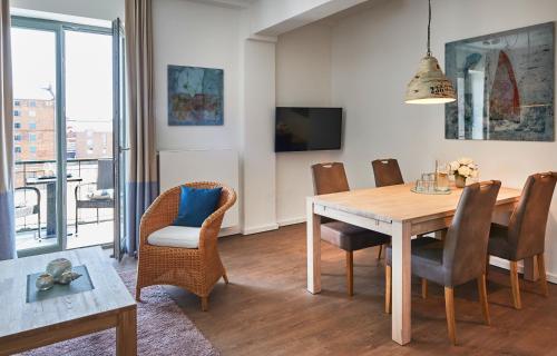 维斯马Am Hafen - Ohlerichspeicher的一间带桌椅的用餐室