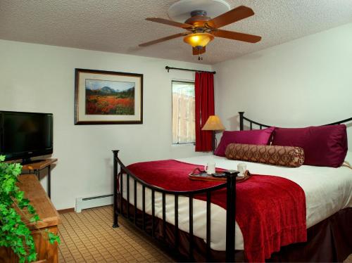 范尔Eagle Point Resort的一间卧室配有一张带红色毯子的床