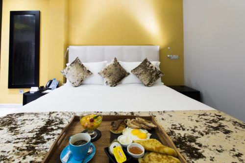 卡萨布兰卡十四奢华精品酒店的床上的早餐盘