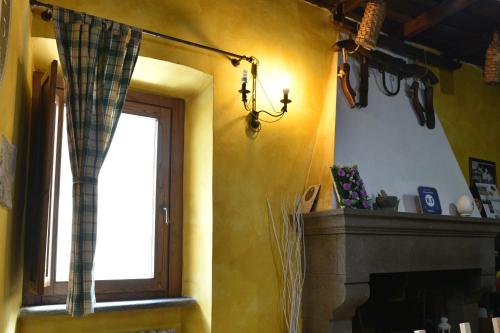 维泰博伊尔帕拉萨托住宿加早餐酒店的客厅设有壁炉和窗户。