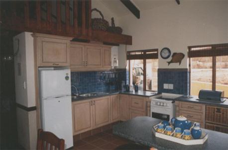 克拉伦斯Royal Coachman的厨房配有白色冰箱和桌子