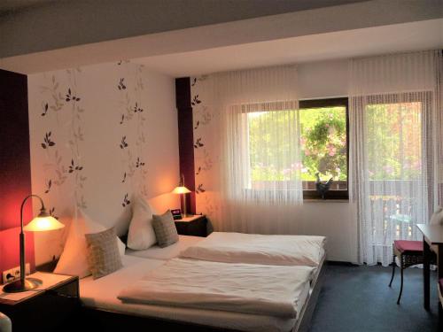 埃斯洛黑Hotel "Woiler Hof" garni的酒店客房设有床和窗户。
