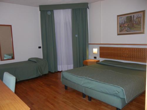 博恩孔文托希贝利诺酒店的酒店客房设有两张床和窗户。
