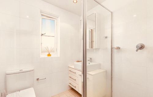 悉尼Breathtaking Sydney Harbour penthouse Enjoy Vivid from your balcony的带淋浴和盥洗盆的白色浴室