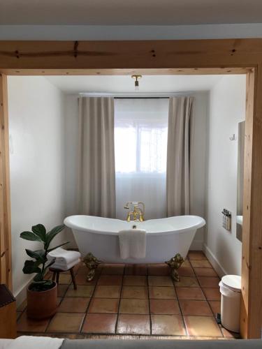 阿拉莫汽车旅馆的一间浴室