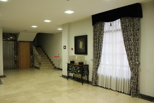 梅迪纳德里奥塞科Hospedium Hotel Vittoria Colonna的走廊上设有楼梯、窗户和楼梯