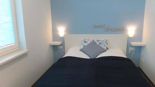 格拉尔-米里茨Ferienwohnung "Schonzeit"的一间小卧室,配有床和两个枕头