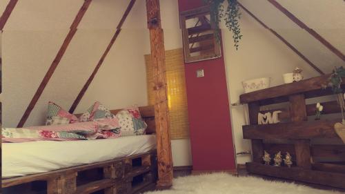 翁纳uebernachtung unna的一间卧室设有一张床和木梯