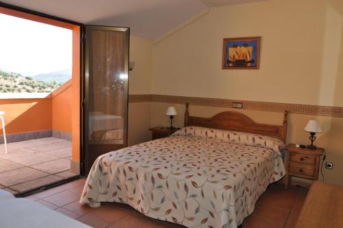 HorcheLa Fuensanta Hostal-Rural的一间卧室设有一张床和一个阳台