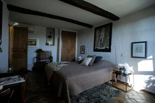 圣保罗-德旺斯la maison aux bonsais的一间卧室,卧室内配有一张大床