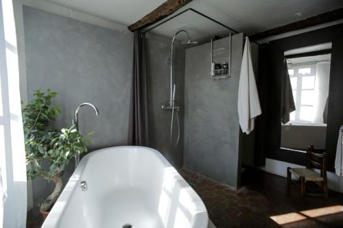 la maison aux bonsais的一间浴室