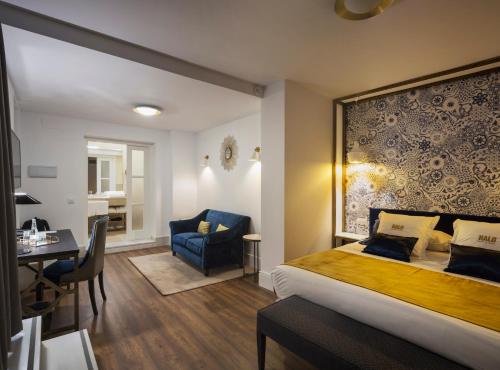 塞维利亚哈罗精品酒店的酒店客房,配有一张床、一张桌子和椅子