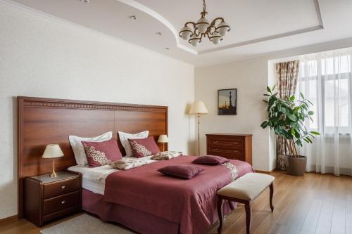 克拉斯诺达尔南塔酒店的一间卧室配有一张带红色毯子的大床