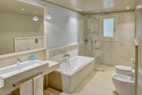 圣玛格利特迪普拉布干维尔福特村度假酒店的带浴缸、盥洗盆和卫生间的浴室