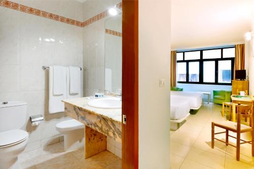 大加那利岛拉斯帕尔马斯Crisol Faycán的浴室配有盥洗盆、卫生间和浴缸。
